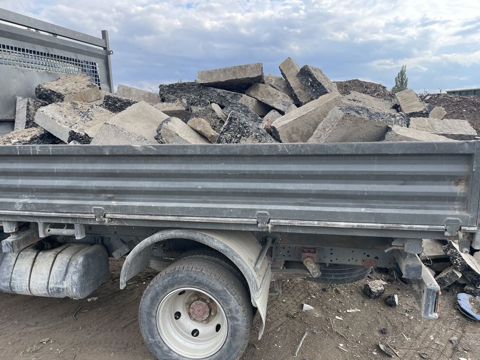 Pamant, nisip, sort. Transport basculabil