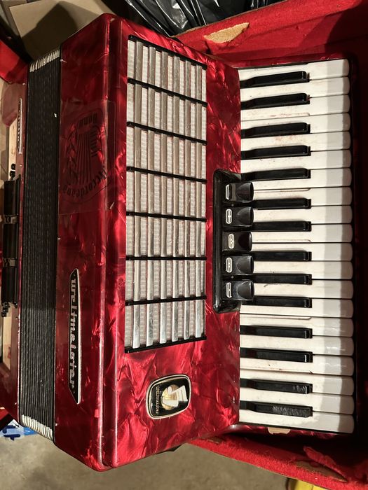 Weltmeister 60 баса 5+3 регистъра акордеон