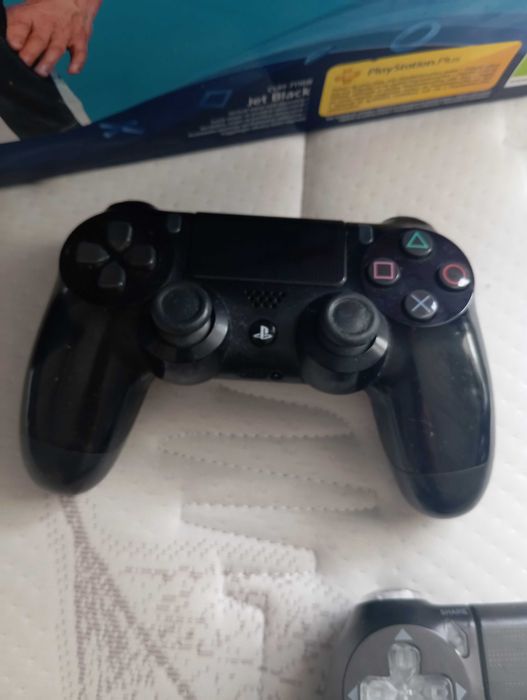 Продавам Play Station 4 PRO 1TB с игри