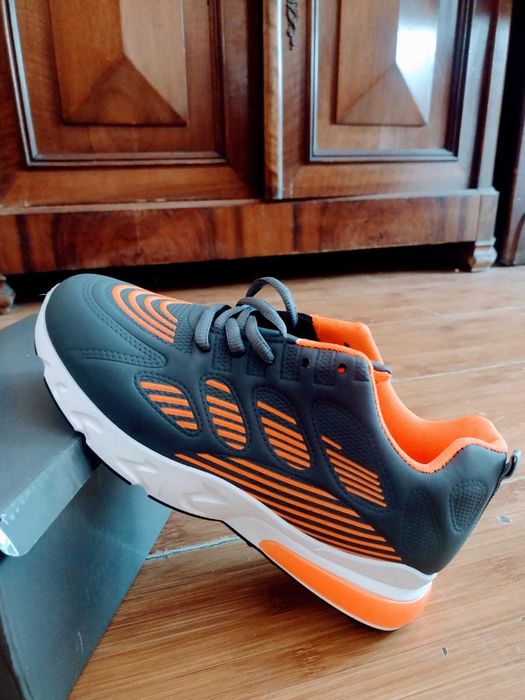 Vând o pereche adidas 37