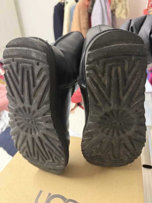Cizme Ugg negre din piele marimea 37