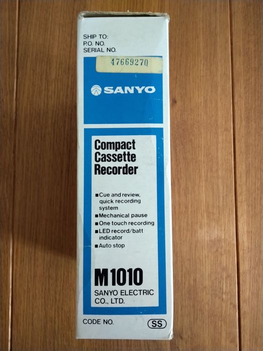 Продавам малък винтидж преносим японски касетофон Sanyo M1010