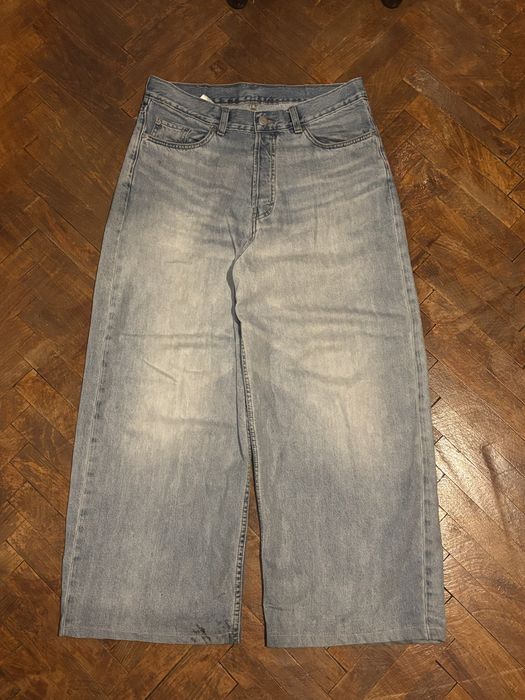 Baggy jeans.