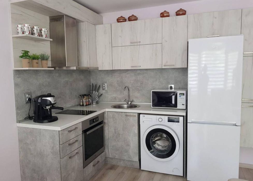 Дава се под наем Двустаен апартамент в Бургас, Лазур - 70 кв.м за 663 € - Снимка #2