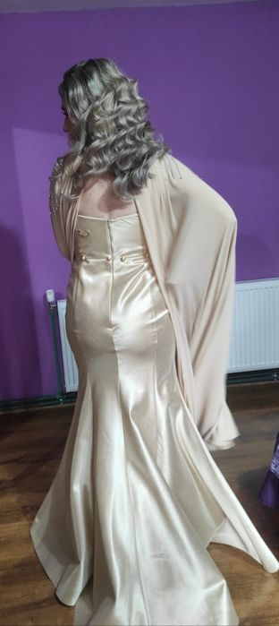 Rochie nasă cu trenă detașabilă și capă