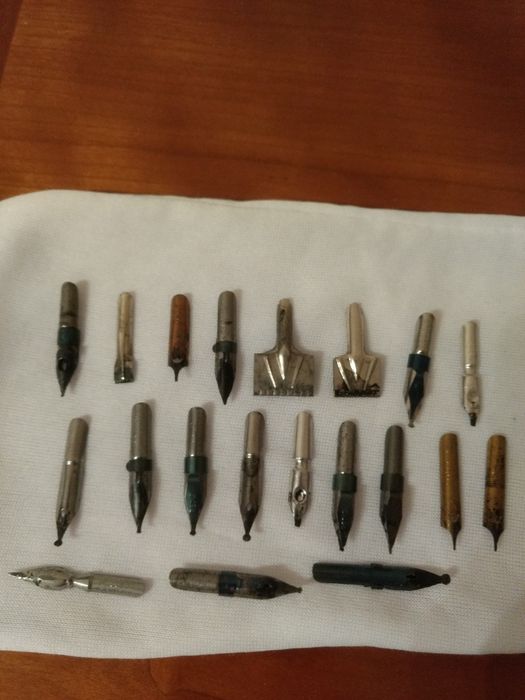 Penite caligrafie și topografice.