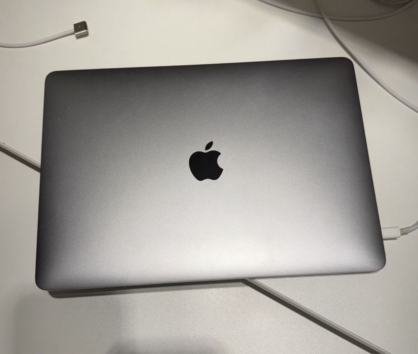13” MacBook PRO 2020 cu 16 GB RAM si 512 GB Memorie