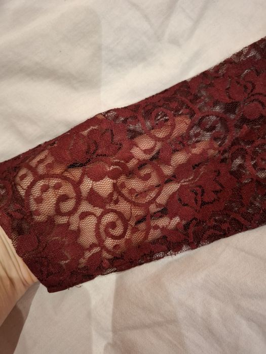 Червена дантелена блуза