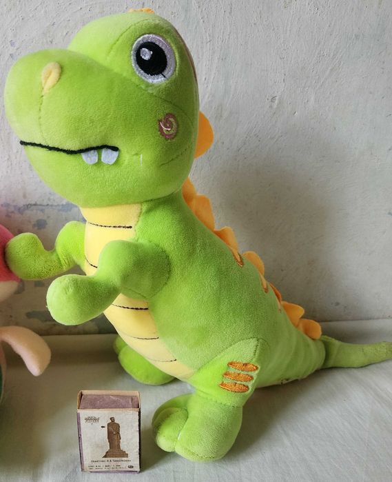 Игрушки - динозаврик, гриб, Суперкрошка и Царевна-лягушка,по 20000 сум