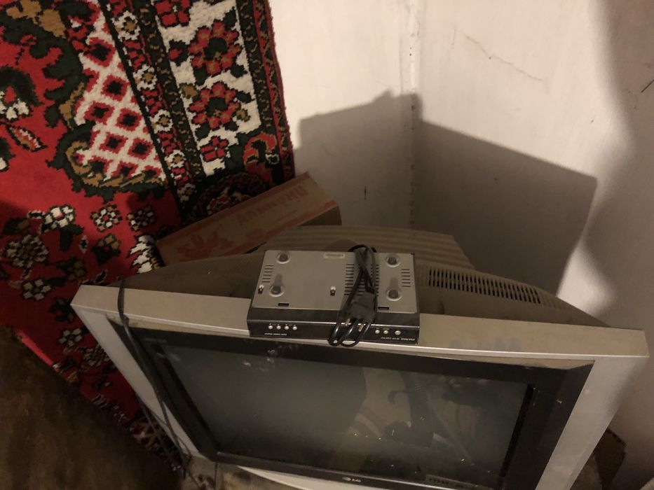 LG телевизор (в хорошем состоянии)