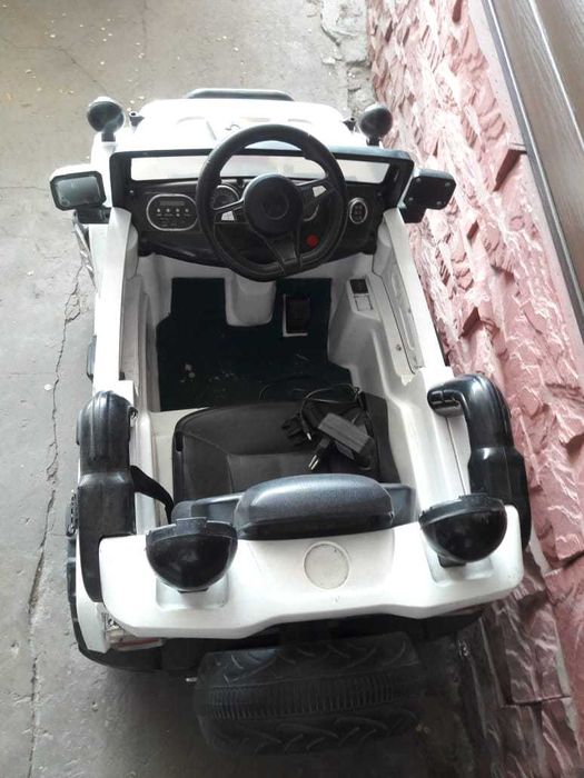 Машинка детская в хорошем состоянии.