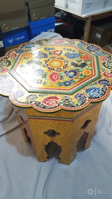Саккиз оёкли декоратив стол.