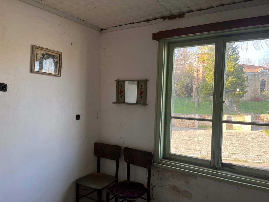 Къща с просторен двор в центъра на село Горица, община Попово