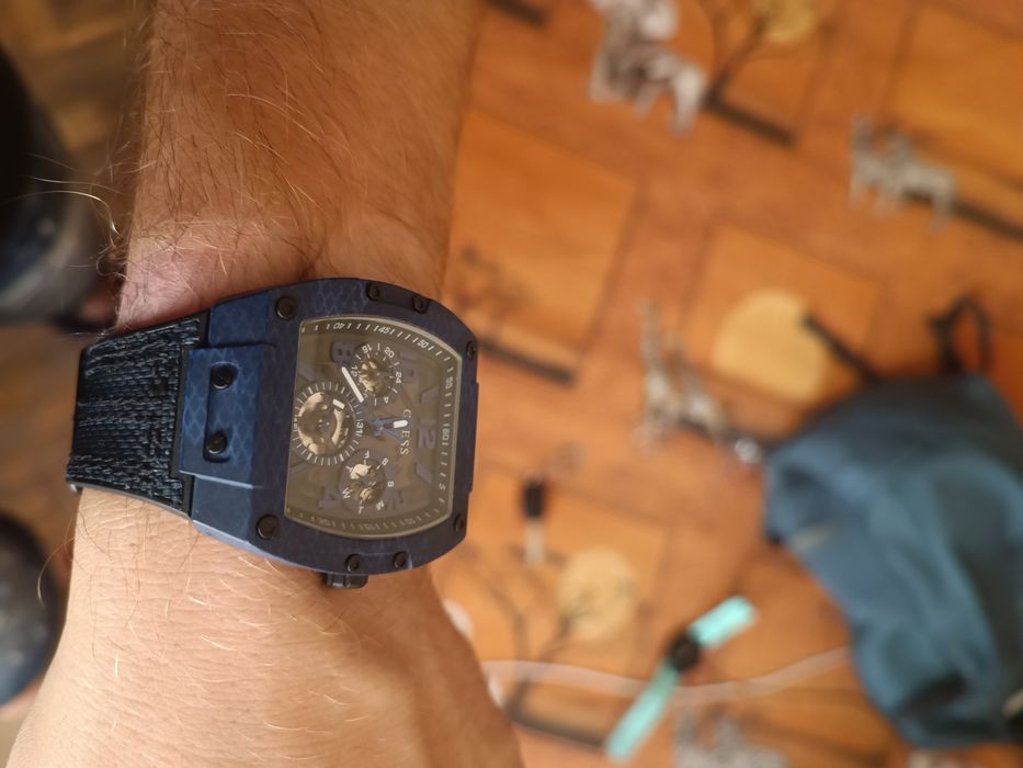 Часовник Guess водоустойчив