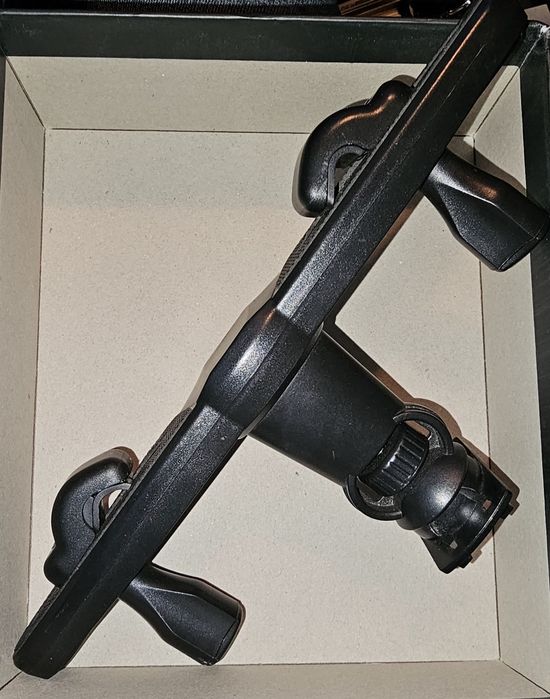 Vând suport  auto pentru tabletă, cu prindere de tetieră