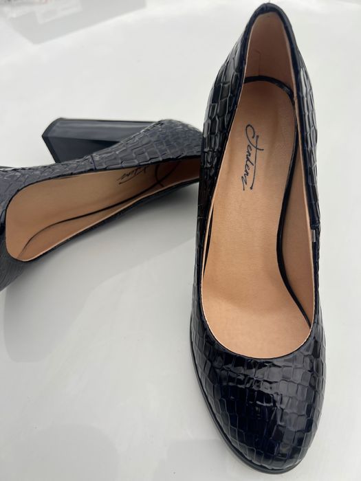 Дамски обувки на висок ток