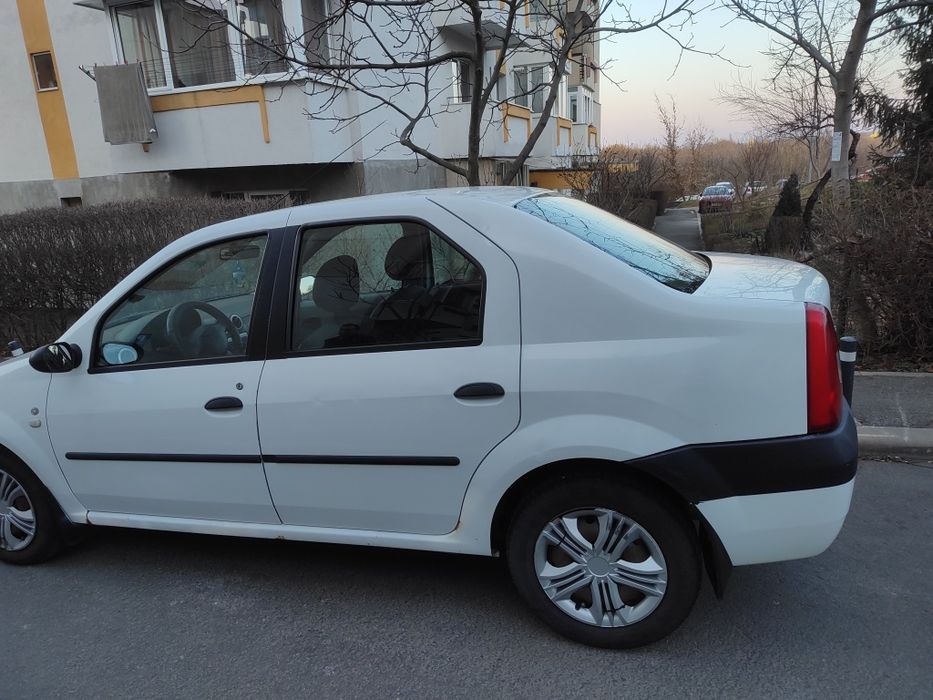 Vând Dacia Logan