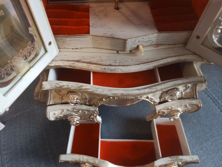 Cutiuță muzicală de bijuterii