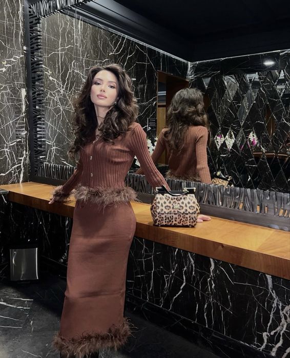 Коричневый двойка с перьями