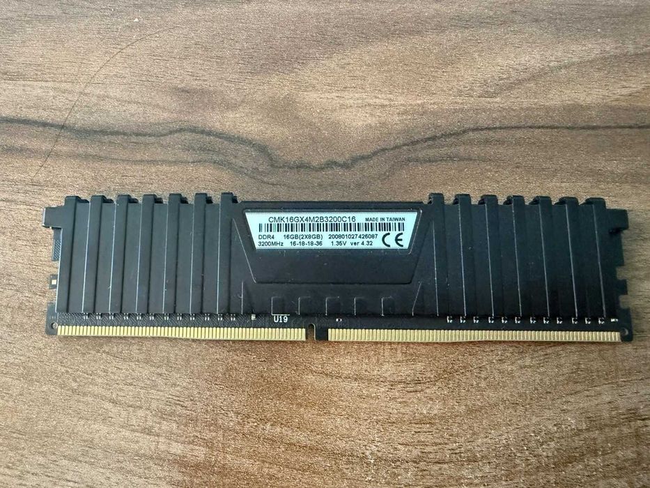 Рам памет  2x8GB DDR4 3200 Corsair Vengeance LPX