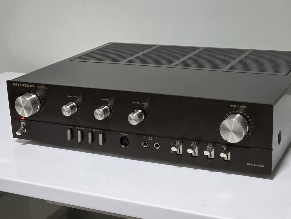 Grundig V2000 stereo amplifier