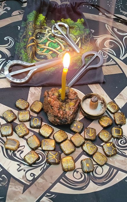 Ведьмины руны изготовленые из  кости