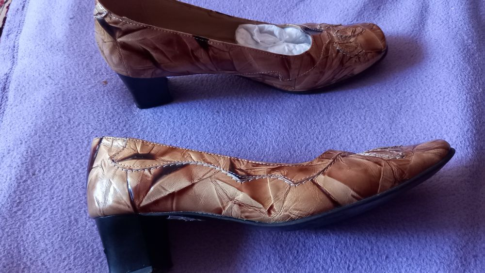 Vand pantofi dama din piele lacuita cu toc, măsură 39