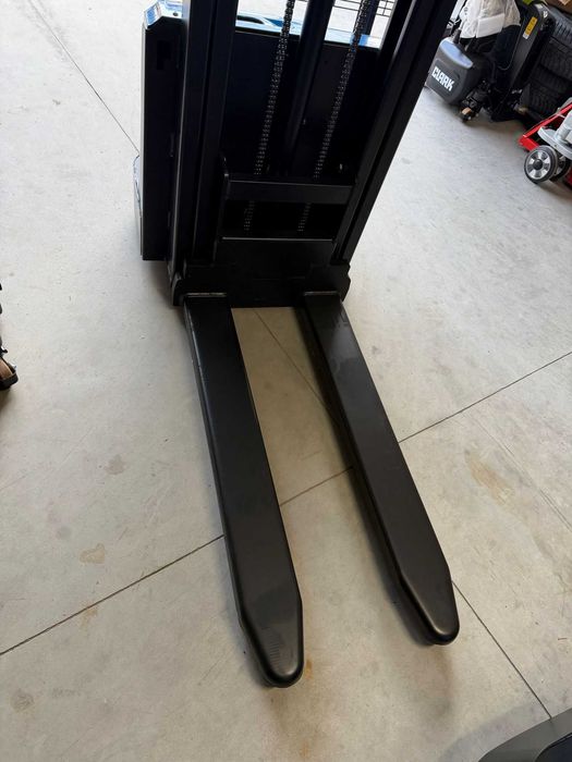 Transpaleta electrica Liza electrica cu catarg 1500kg VALLIFT