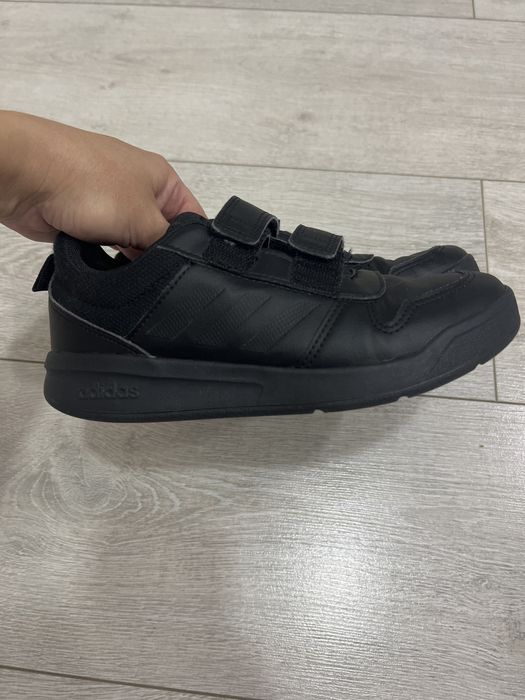 Кроссовки adidas 33 р