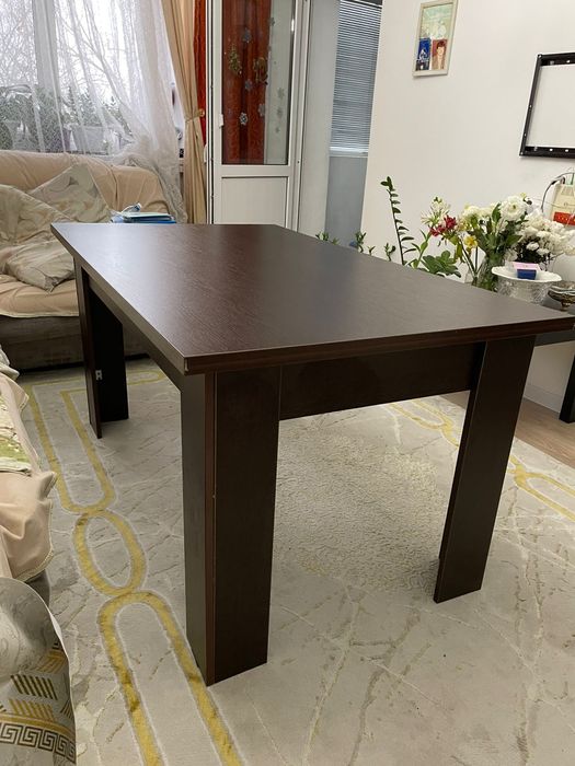 Стол и стулья в гостиную