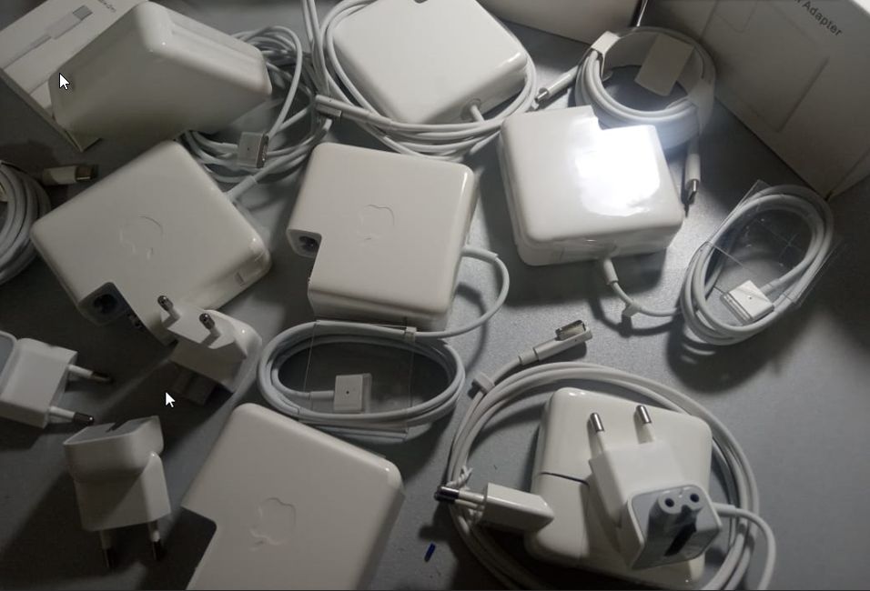 на ноутбук - макбук 60w - зарядка, блок питания.