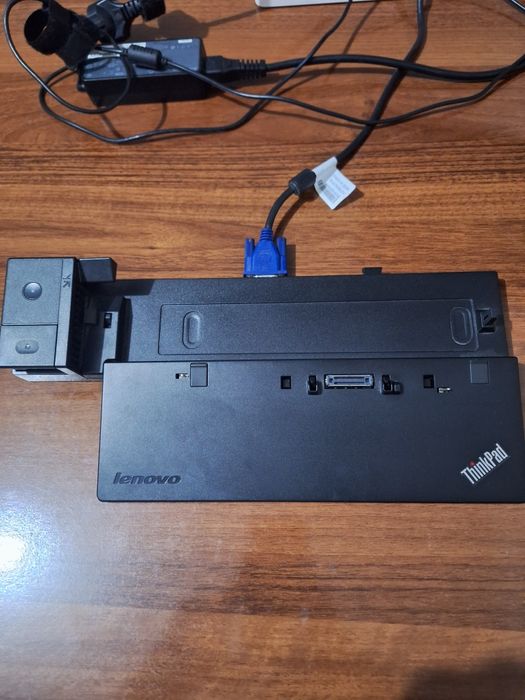 Монитор, док станция и клавиатура