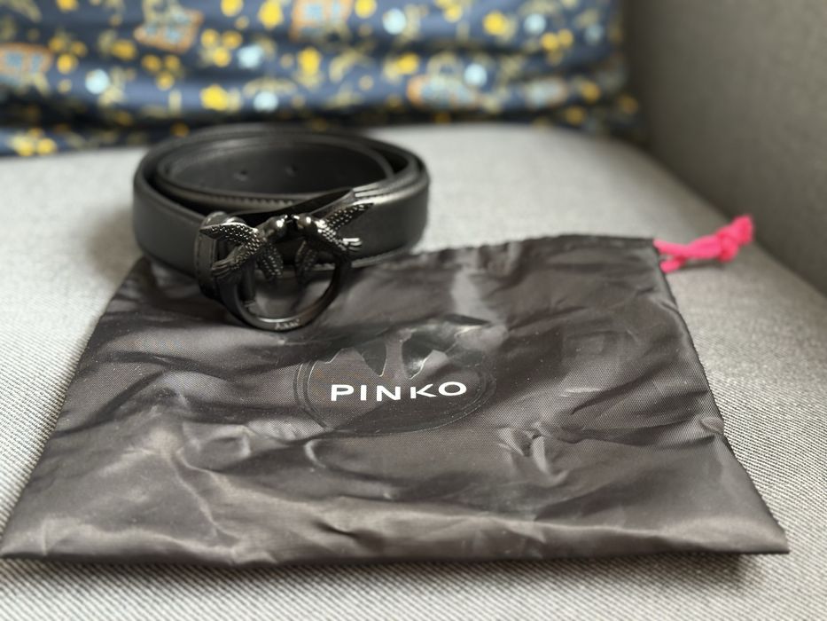 Нов черен кола  на Pinko