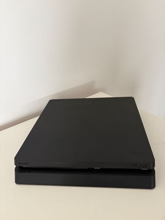 PlayStation 4 + 4 jocuri cadou