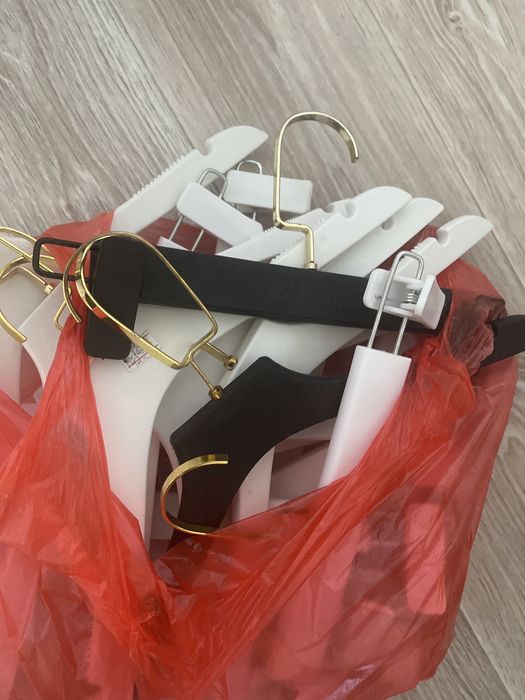 Продаю вешалку для одежды новые