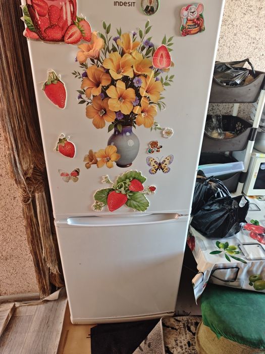 Продам холодильник indesit