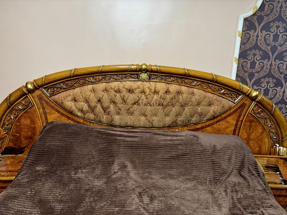 Королевский спальный гарнитур