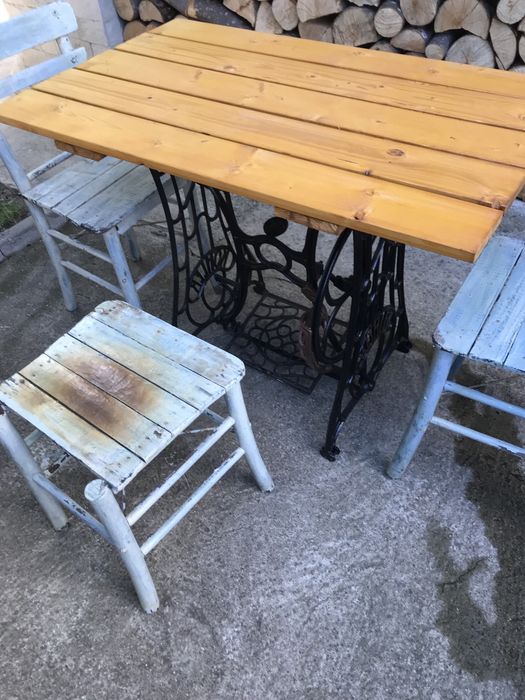 Маса от фигурален чугун с ретро столове