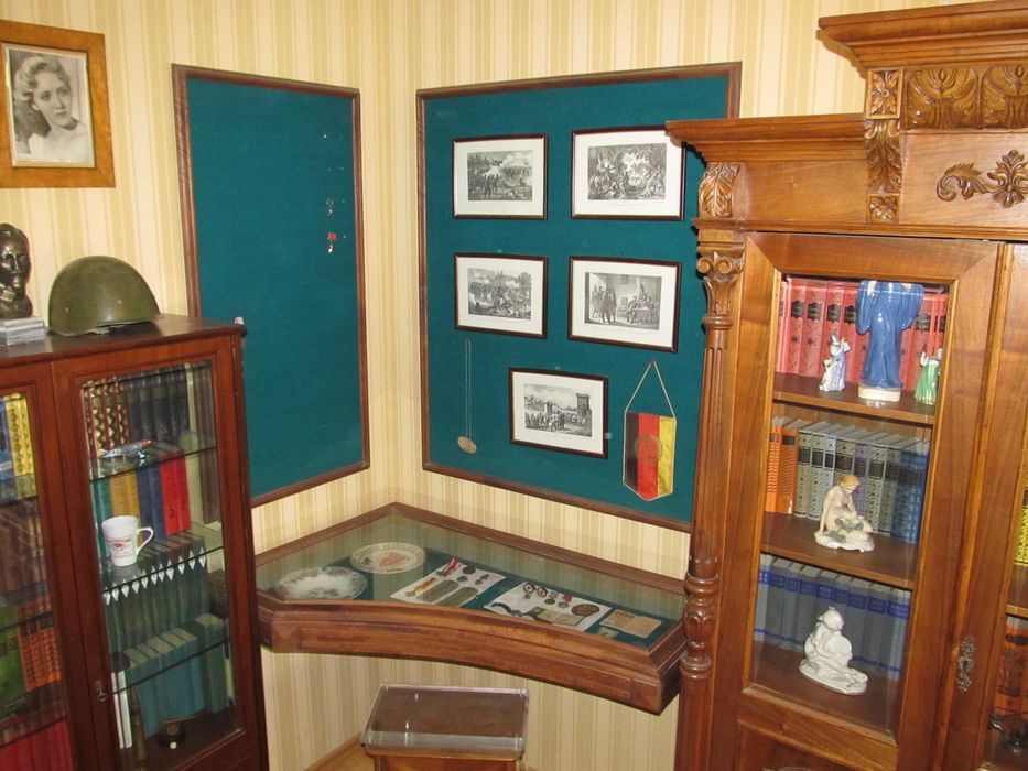 Продаю стенды и витрину для размещения коллекций.