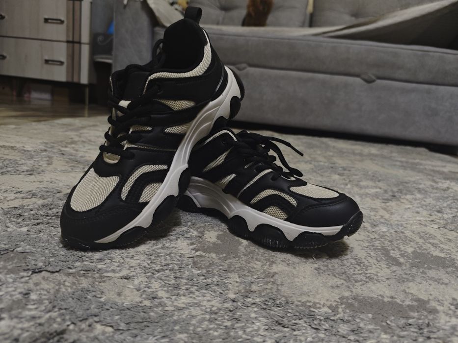 Кроссовки женские