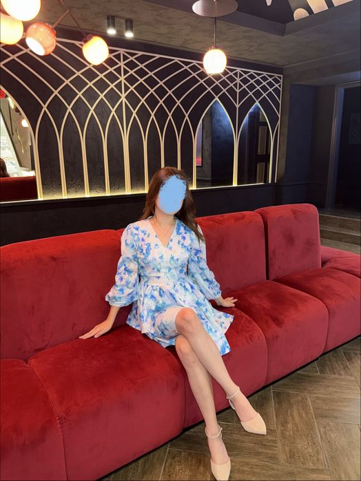 Голубое коротное цветочное платье