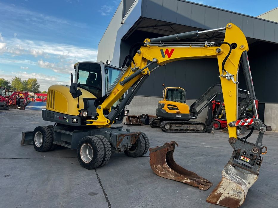 Excavator pe roti cu powertilt