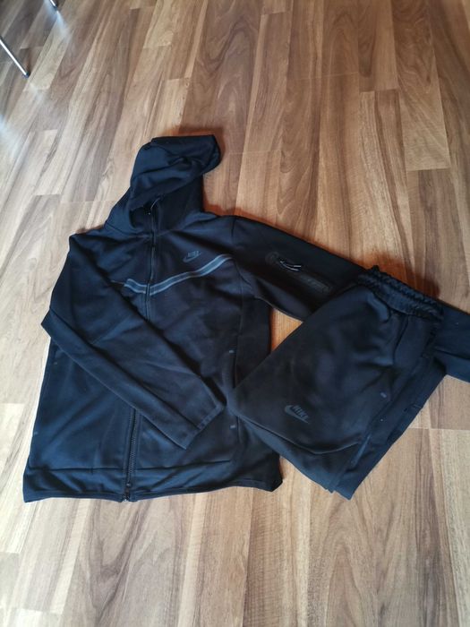 Vând Nike Tech Fleece