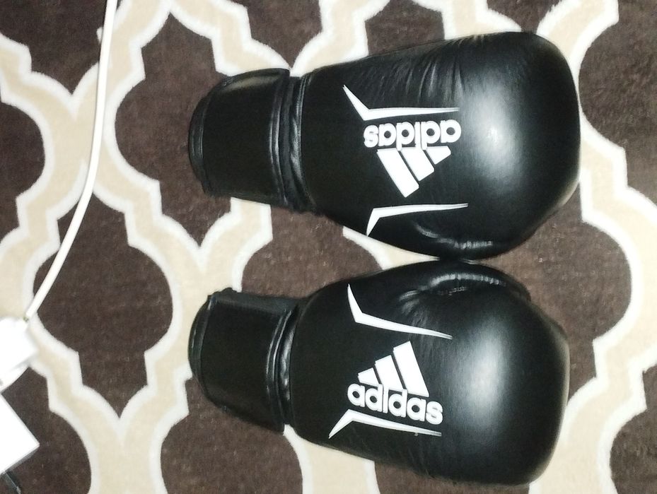 Vând mănuși de box