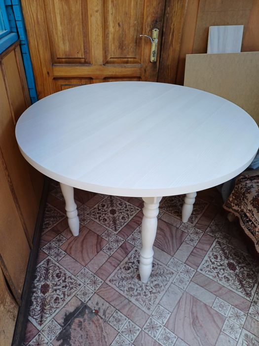 Продам стол круглый.