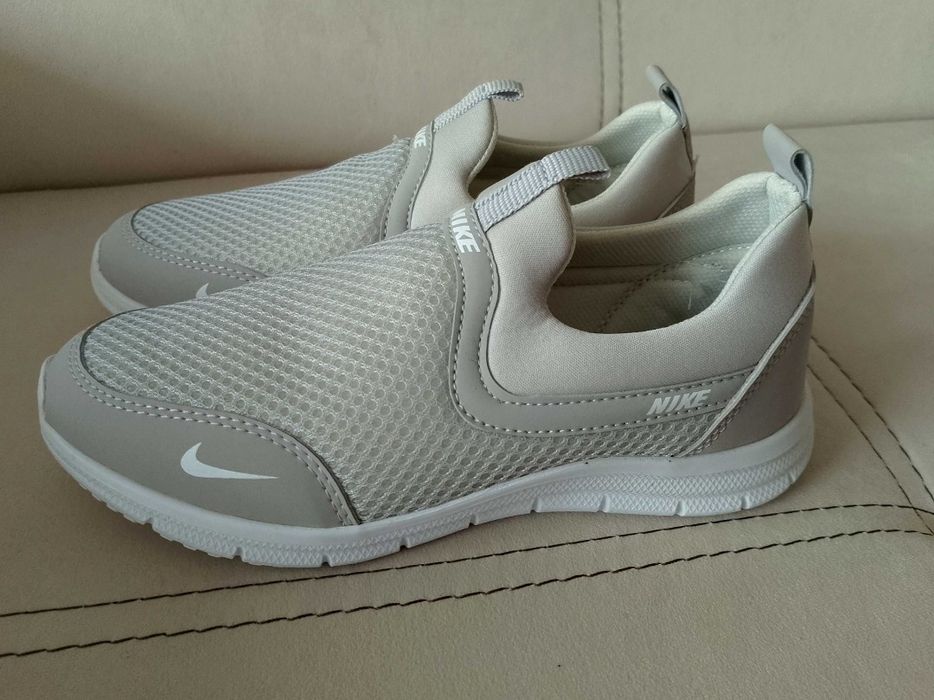 Дамски маратонки Nike.