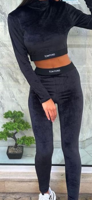 Сет от мека разтеглива плюшена материя . Размерът е универсален - S/M