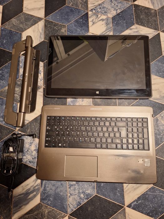 Продавам Таб+Лаптоп има зарядно Medion MD99380 500HD