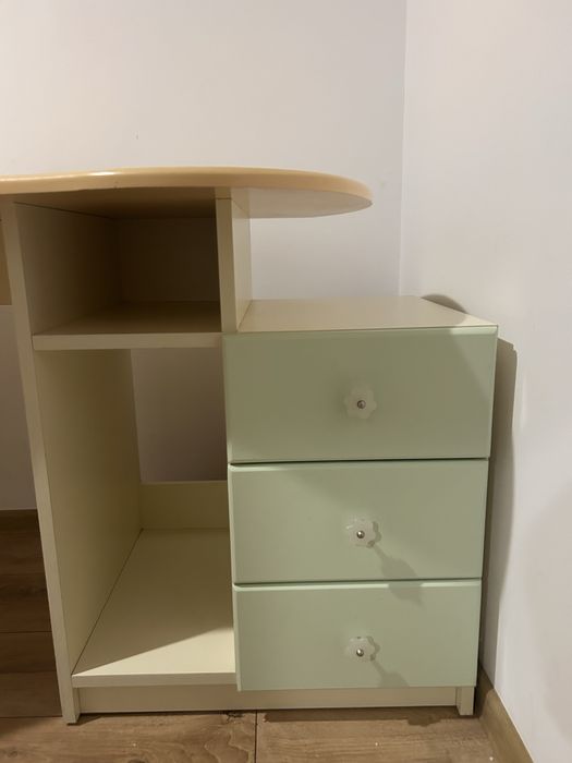 Birou fetite ,in culori pastel
