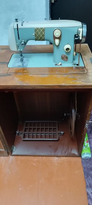 Продам швейную машинку